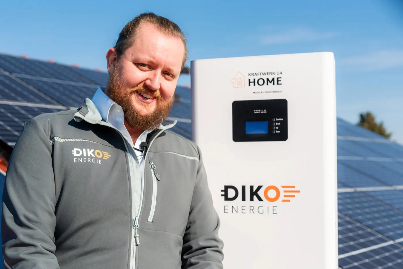DIKO Mitarbeiter mit dem KRAFTWERK-14 HOME auf einem Solardach